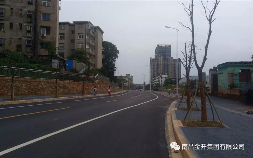 通车啦！经开区首条彩色透水砼道路完工通车