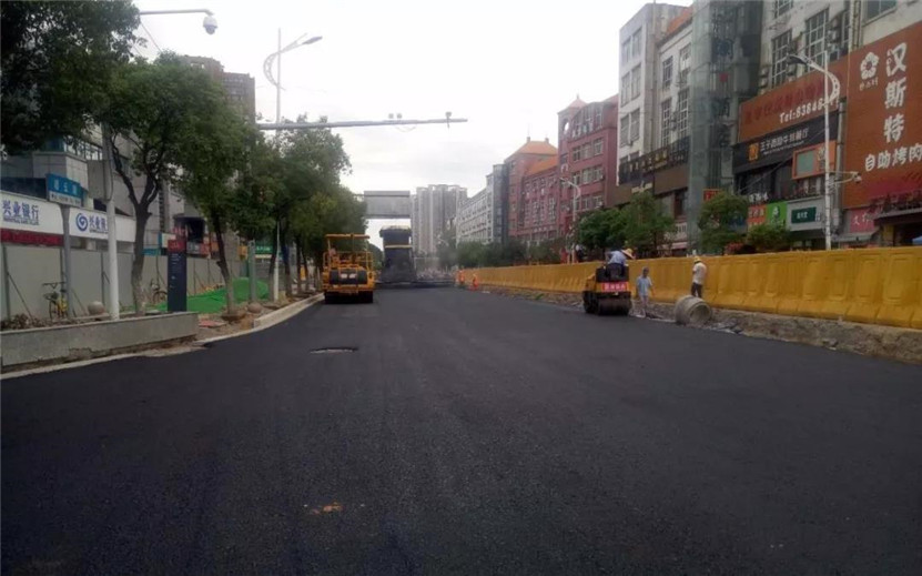 榴云路北段底层沥青摊铺工作顺利完成