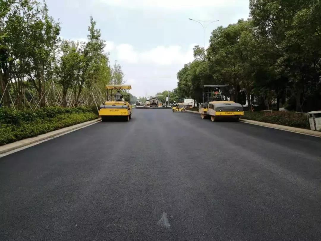【即将完工】双港东大街面层沥青摊铺工作顺利完成