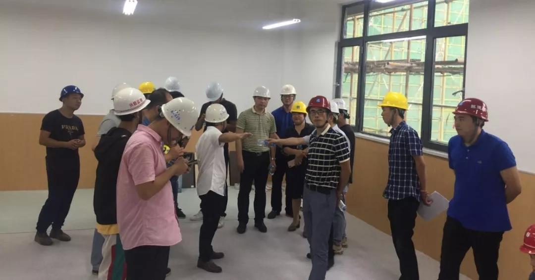 区教办一行参观昌北二小教学楼教室精装样板间