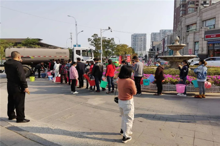 金开星空体育在线官网首页_星空体育（中国）管护公司为停水居民送上生活用水